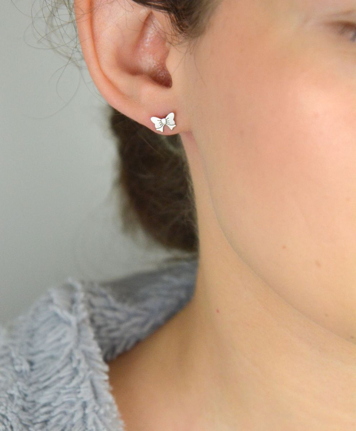 Kolczyki srebrne kokardki próba 925, OR RM93 018 Kolczyki srebrne w kształcie kokardek (model OR RM93 018) to elegancki i subtelny dodatek, który doskonale podkreśli każdą stylizację.1.jpg